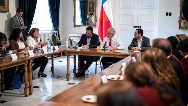 Piñera conversó con dirigentes sociales en La Moneda