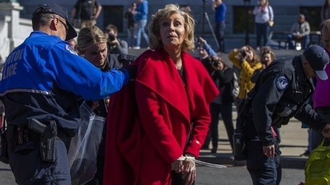 Jane Fonda aceptó un premio BAFTA mientras era arrestada por protestar contra el cambio climático