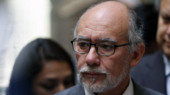 Iván Flores: Hay que hacer una nueva Constitución, no enmiendas ni parches