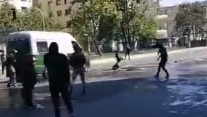 Vehículo de Carabineros atropelló a joven en la Alameda