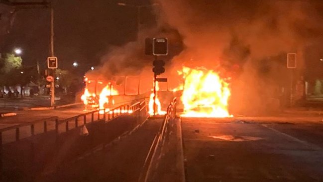 Bus del Transantiago resultó completamente quemado en Peñalolén