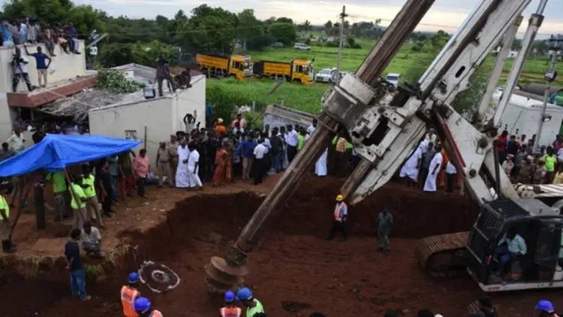 Encuentran fallecido a niño de dos años que cayó el viernes a pozo de 30 metros en India