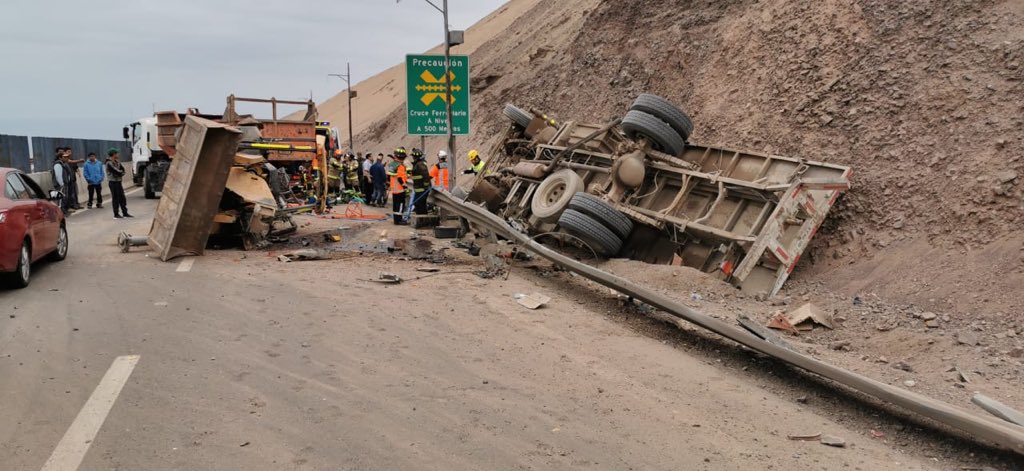 Conductor falleció tras volcamiento de camión en ruta que une Iquique con Alto Hospicio