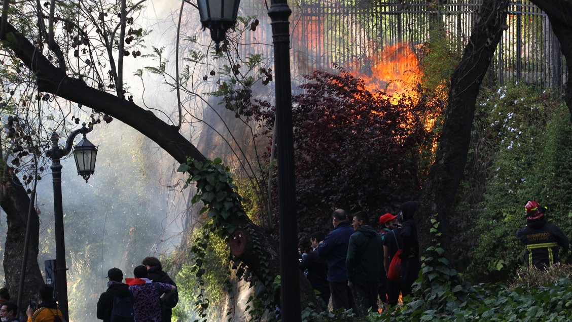 Muchos ayudaron, pero otros entorpecieron trabajo de Bomberos en el cerro Santa Lucía