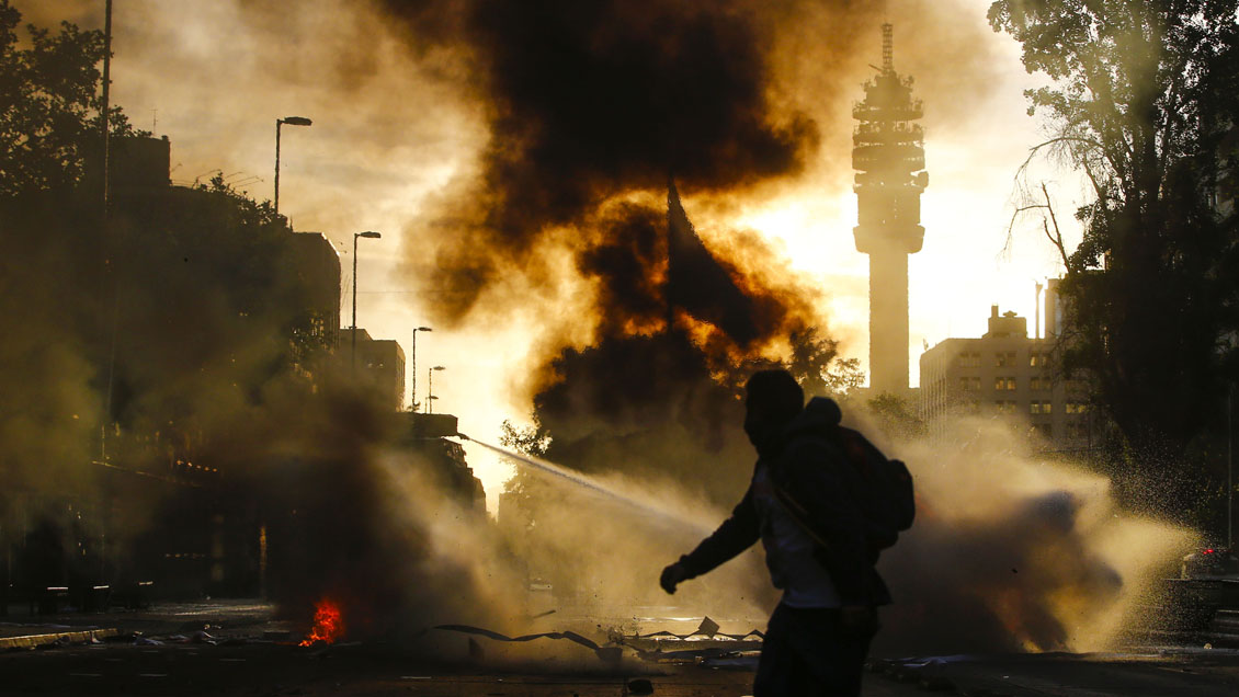 Gobiernos extranjeros advierten a sus ciudadanos riesgos de viajar a Chile en medio de crisis social