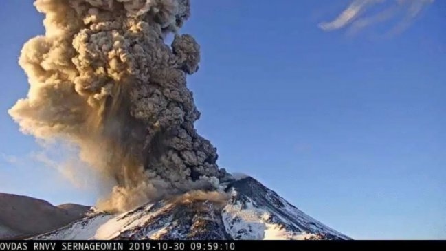 Volcán Chillán registra nuevas explosiones con cenizas que alcanzan un kilómetro de altura