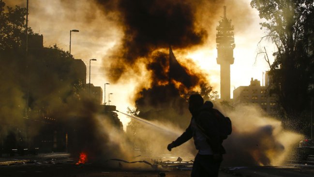 Gobiernos extranjeros advierten a sus ciudadanos riesgos de viajar a Chile en medio de crisis social