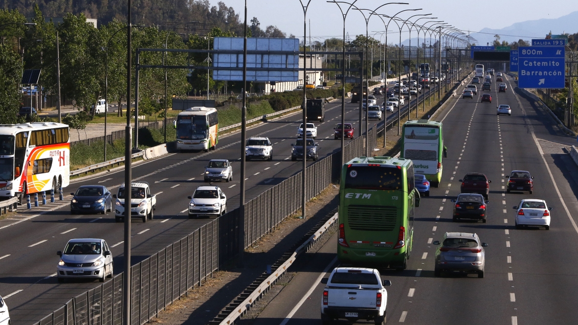 Atípico fin de semana largo: Sin estimaciones ni plan de contingencia para salida de vehículos