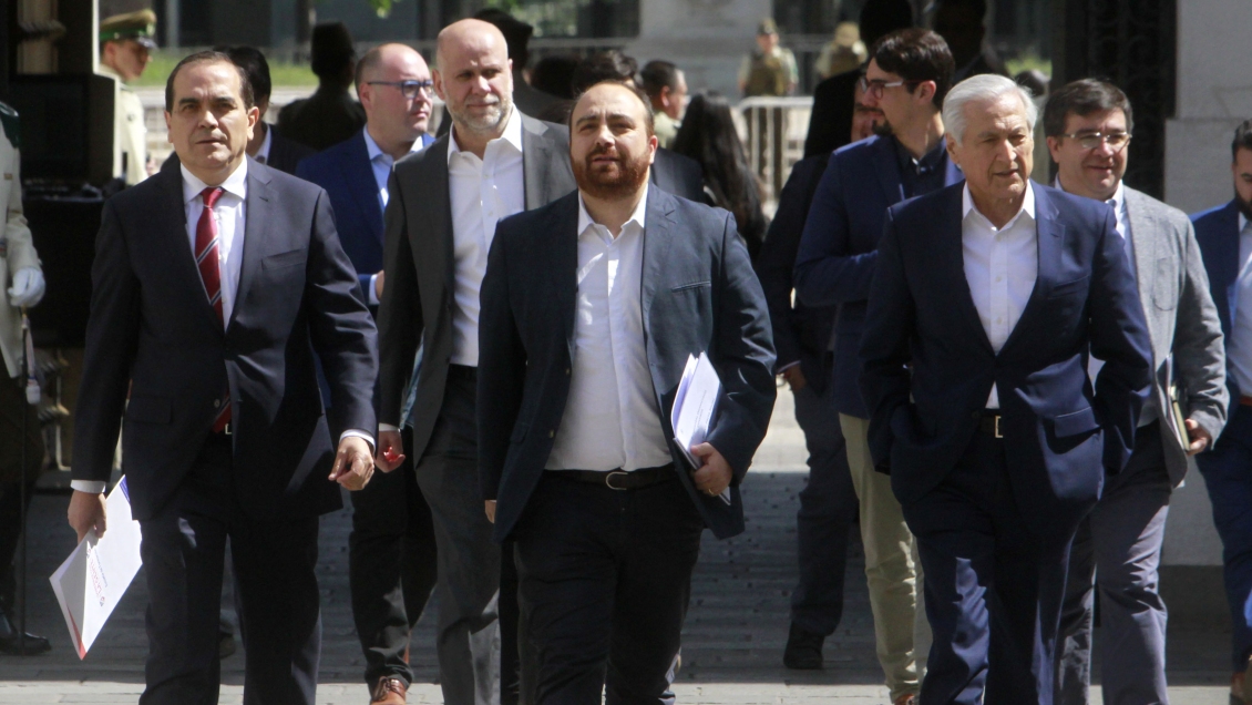 Oposición tras reunión con el Gobierno: Sin nueva Constitución el diálogo es inconducente