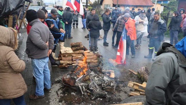 Salmoneros de Quellón denuncian que bloqueos de rutas les impiden trabajar