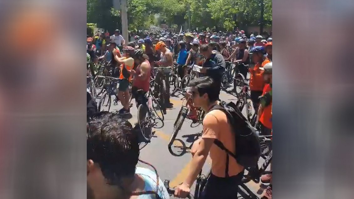 Protesta dominical: Miles de ciclistas se congregan junto a la casa del Presidente Piñera