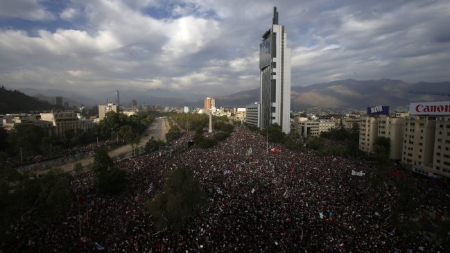 Encuesta: Ocho de cada 10 chilenos están de acuerdo con cambiar la Constitución