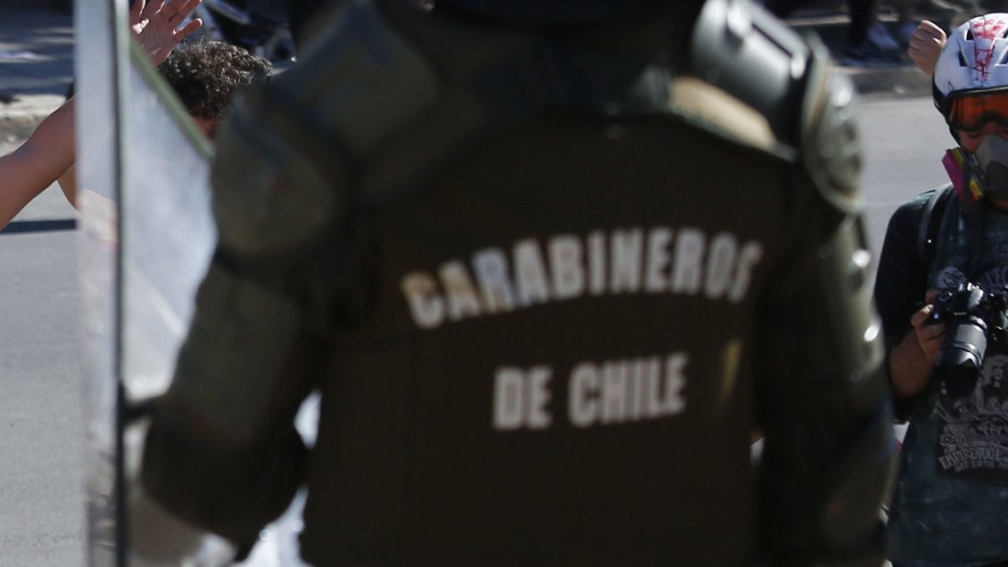Carabineros detuvo a dos reporteros gráficos acusados de desórdenes públicos
