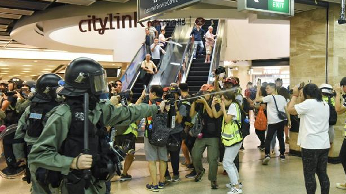 Sujeto atacó a cuchilladas a manifestantes en Hong Kong