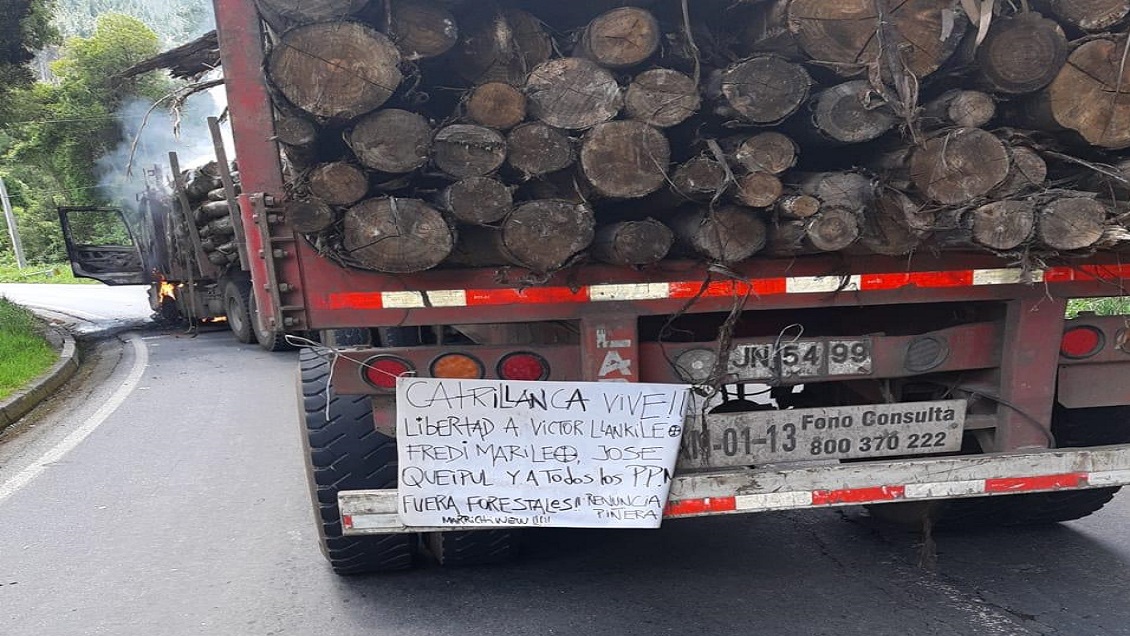 Tres camiones fueron quemados por encapuchados armados en Contulmo