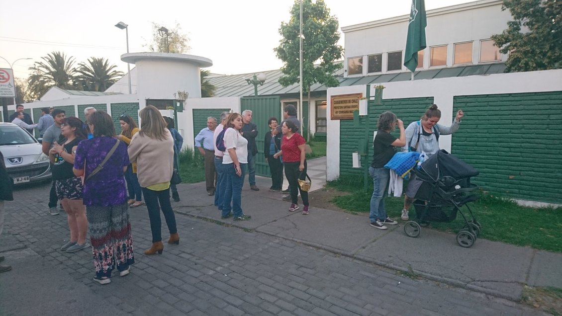 Apoderados de un colegio de Macul denuncian abusos en detención de cinco escolares