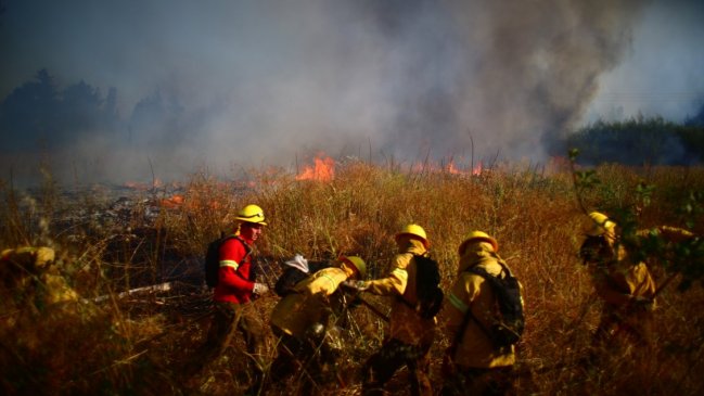 Se mantiene alerta roja por incendio en Valparaíso
