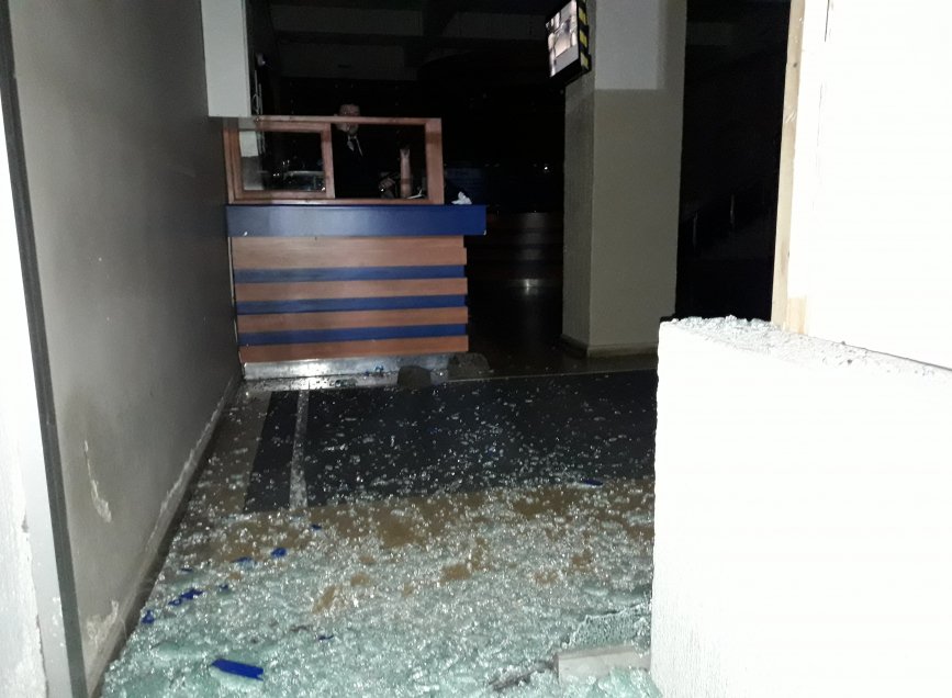 Desconocidos atacaron municipalidad y sede de la DC tras manifestación ciudadana en Chillán