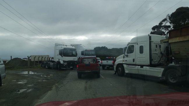 Camiones bloquean la Ruta 5 Sur de manera parcial en Quellón