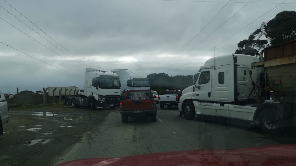 Camiones bloquean la Ruta 5 Sur de manera parcial en Quellón