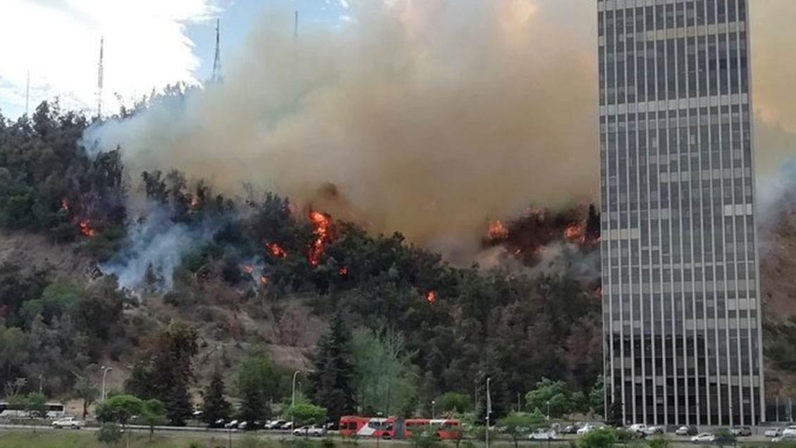 Incendio afectó a ladera del Cerro San Cristóbal