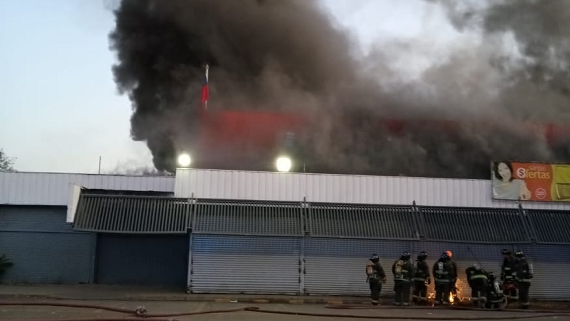Incendio en supermercado moviliza a Bomberos en Conchalí