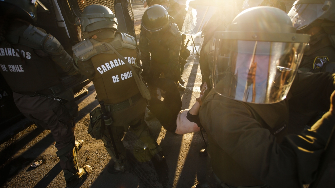 Fiscalía procesará a 14 carabineros por torturas en Ñuñoa y La Florida