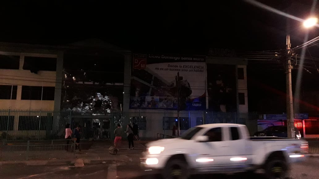 Saqueos y destrozos ocurren esta noche en distintos establecimientos educacionales de Arica