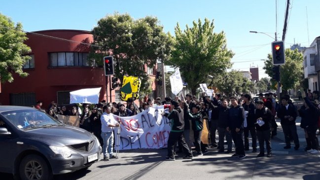 Estudiantes protestan ante posible cierre del colegio Comewealth School de Chillán