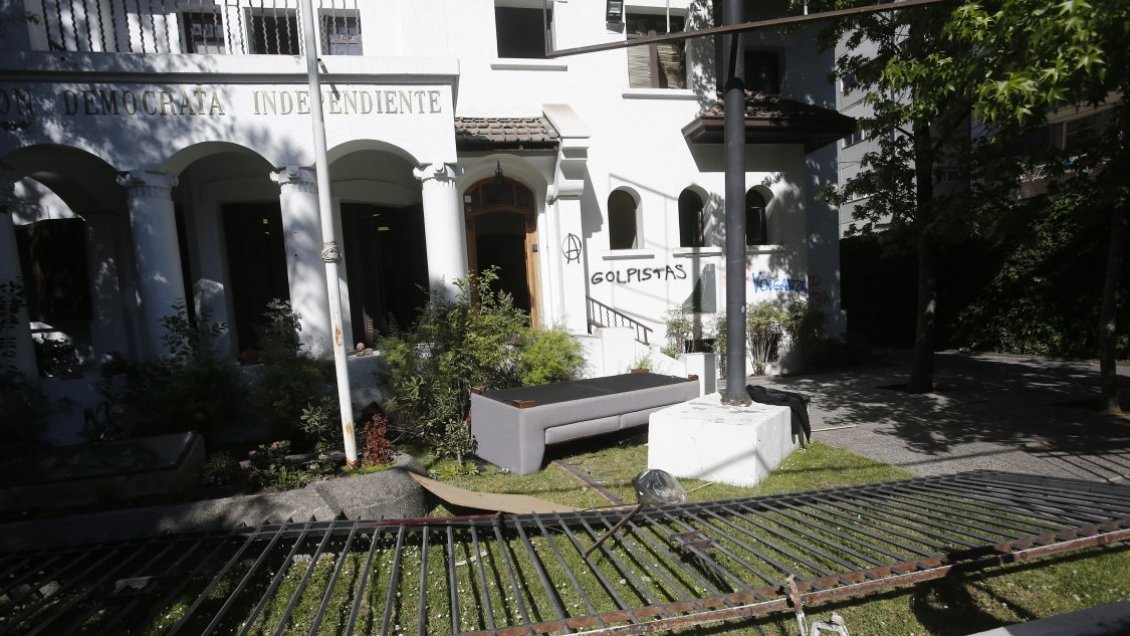 Manifestantes atacaron sede de la UDI en Providencia