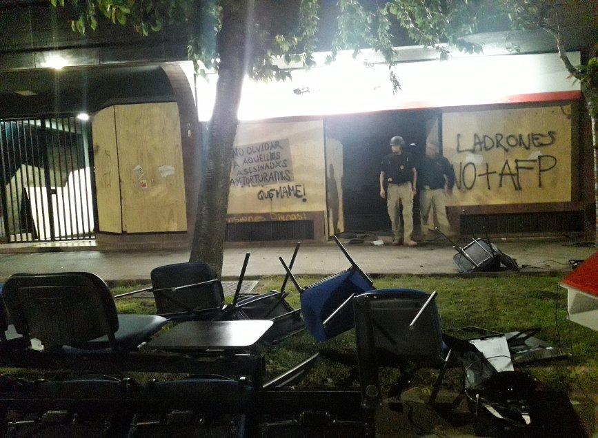 Desconocidos destrozaron oficina de Isapre Banmédica en el centro de Chillán