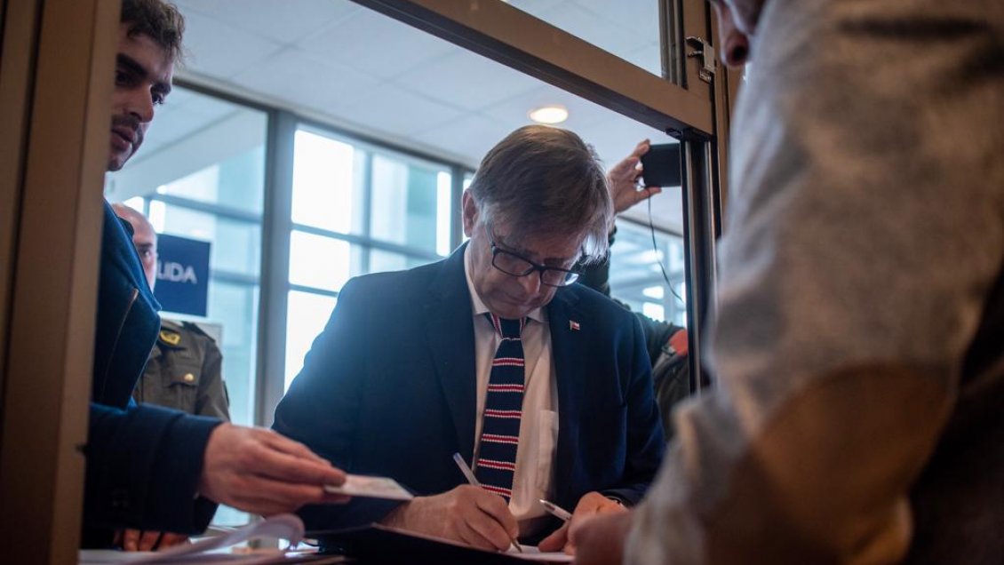 Intendente de Magallanes se querelló contra acusados de rayar edificio gubernamental