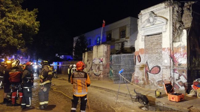 Se derrumbó el muro de un cité en Santiago Centro