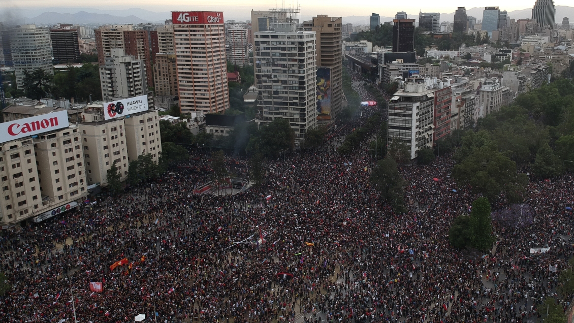 Plaza Baquedano nuevamente fue el centro de una masiva manifestación