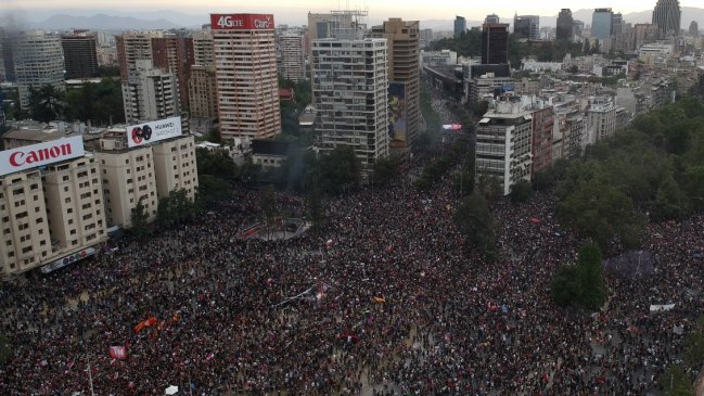 Plaza Baquedano nuevamente fue el centro de una masiva manifestación
