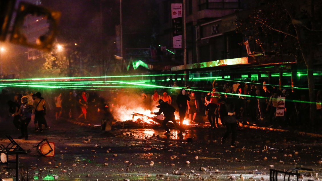 Saqueos, barricadas e incendios en nueva violenta jornada tras marchas