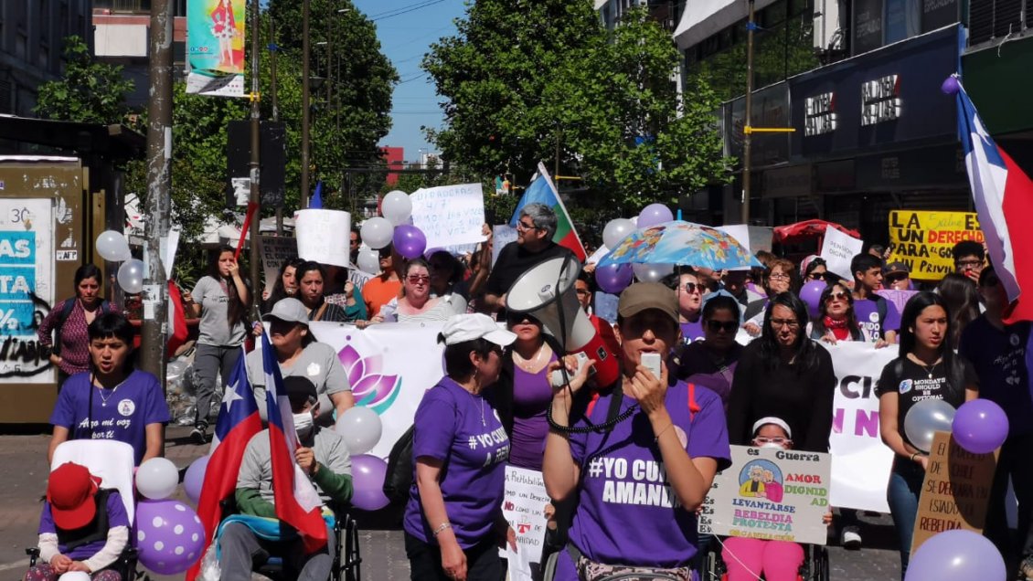 Personas con discapacidades marcharon junto a sus cuidadores por las calles de Concepción