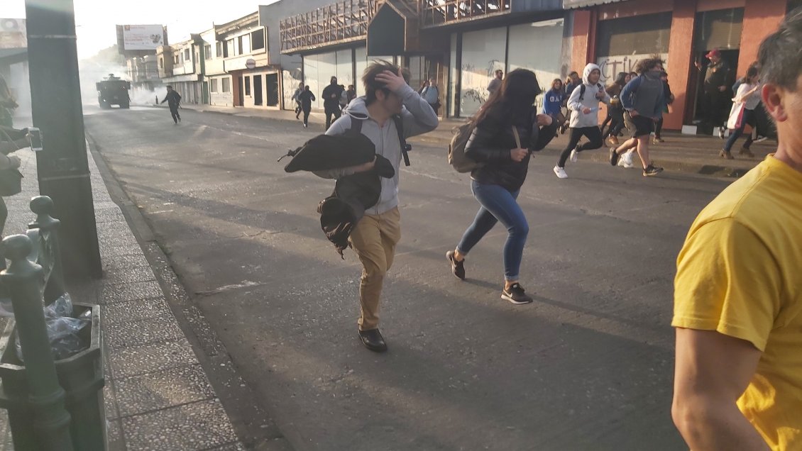 Intendente pidió sumario en Carabineros por uso de gas lacrimógeno en el Hospital Regional de Temuco