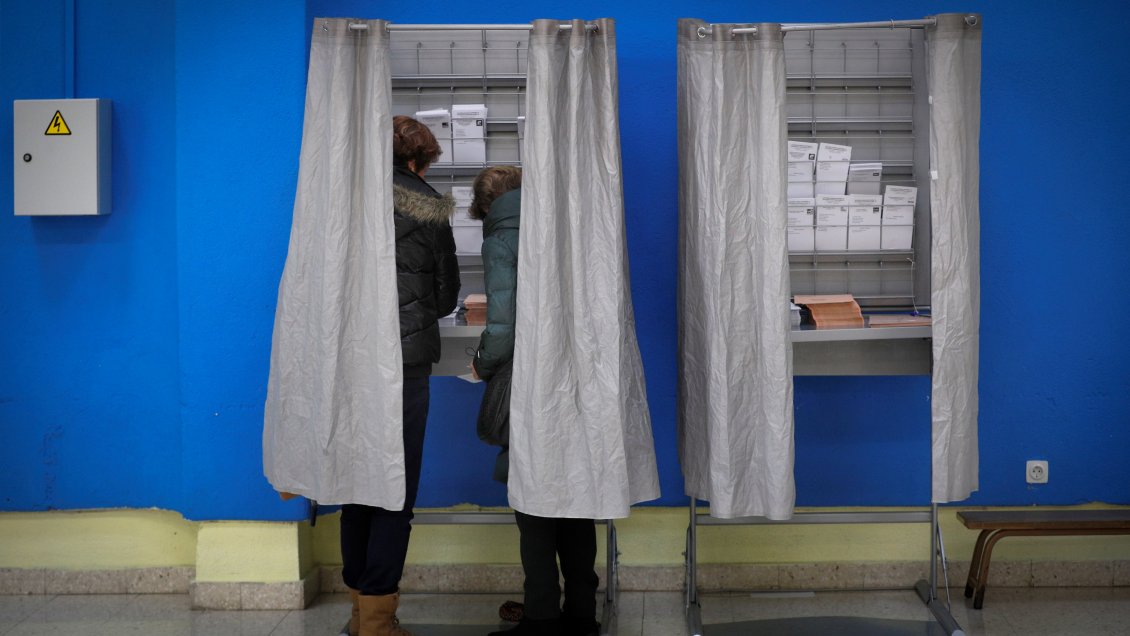 Baja participación y tensión en Cataluña marcan la jornada electoral española