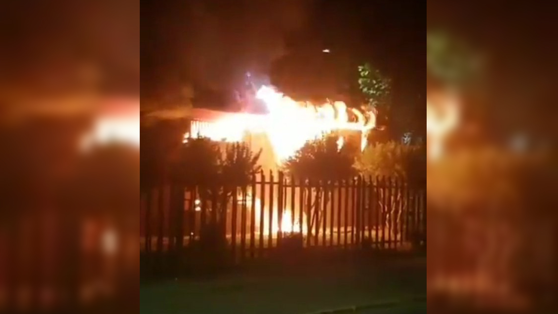 Noche de caos en Colina: queman juzgado y saquean supermercado y servicentro