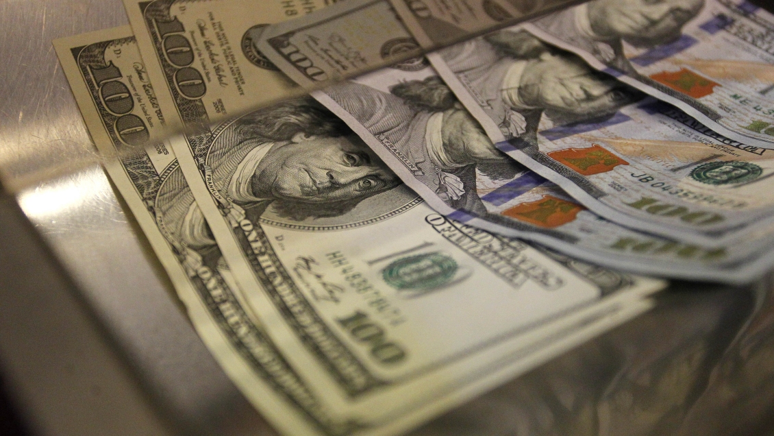 Dólar alcanza este lunes su nivel más alto en 16 años