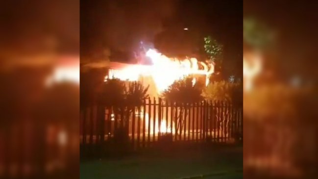 Noche de caos en Colina: queman juzgado y saquean supermercado y servicentro