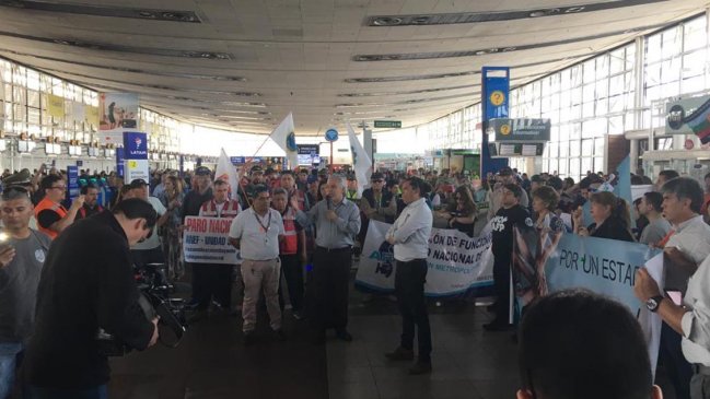 Trabajadores del Aeropuerto de Santiago anunciaron adhesión a paro nacional de este martes