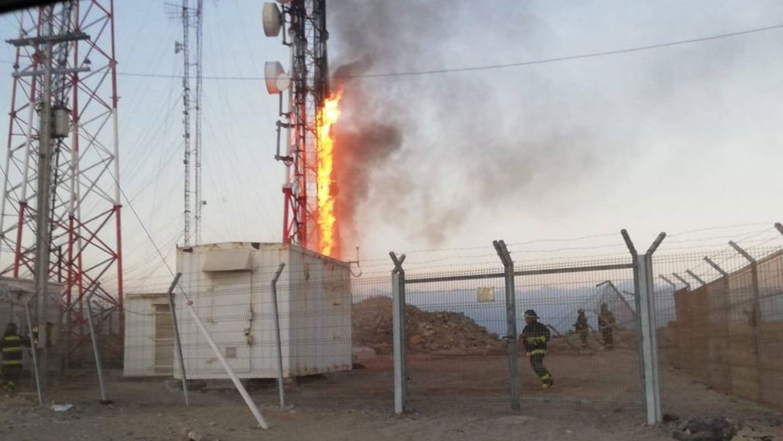 Atacama: Vándalos quemaron antena troncal y dejaron sin telefonía móvil a miles de personas