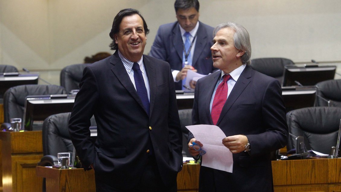 Senadores UDI acusaron ataque a vehículos en que se desplazaban Iván Moreira y Víctor Pérez