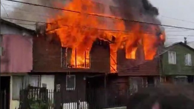 Incendio destruyó dos viviendas en antiguo barrio de Puerto Montt