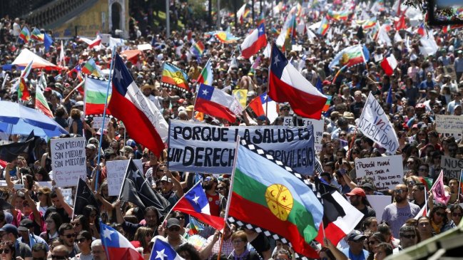 La oposición, desde la DC al Frente Amplio, pide plebiscito y asamblea constituyente