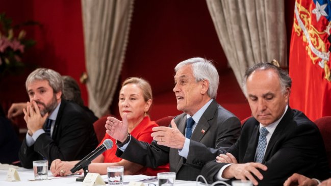 Gobierno y oposición buscan acuerdos a un mes del inicio de la crisis social