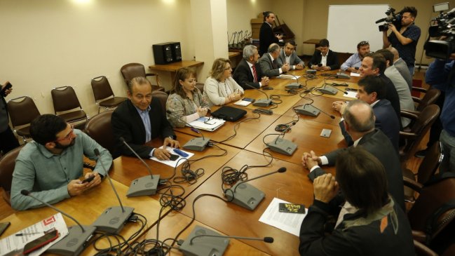 Nueva Constitución: Oposición se abre a convención como fórmula mixta