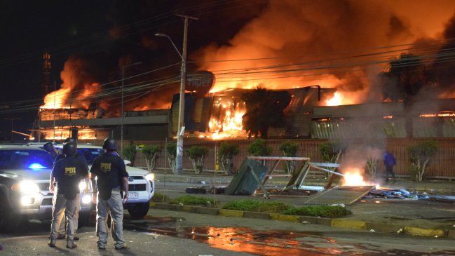 Intendencia de Arica presentó querella contra seis personas tras el incendio del supermercado Líder